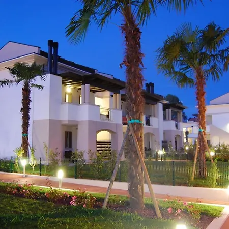 Lovely Overlooking The Pool In