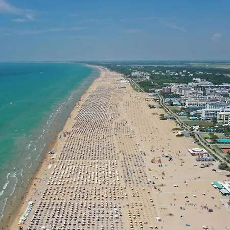 Lovely Overlooking The Pool In Apartment Bibione